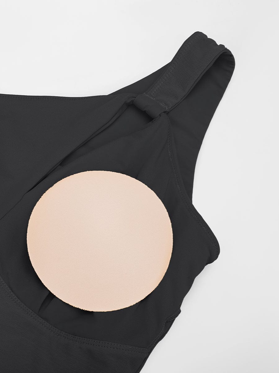 Traje de baño de una pieza con un hombro al descubierto y fruncido con soporte en el pecho