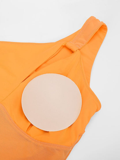 Traje de baño de una pieza con un hombro al descubierto y fruncido con soporte en el pecho