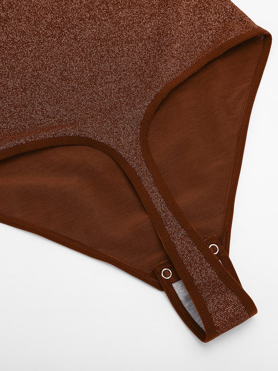 Body moldeador todo en uno con cuello drapeado brillante, sujetador incorporado y tanga con cierre a presión en la entrepierna.