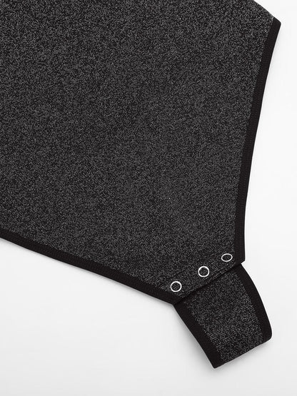 Body moldeador todo en uno con cuello drapeado brillante, sujetador incorporado y tanga con cierre a presión en la entrepierna.