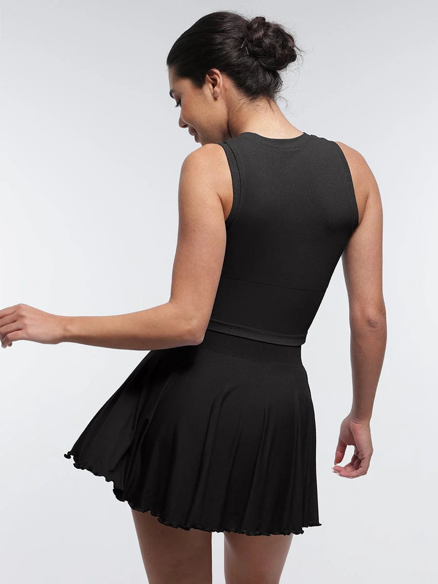 Falda acampanada con cintura media, corte A, bajo con volantes, pantalones cortos y bolsillos incorporados.