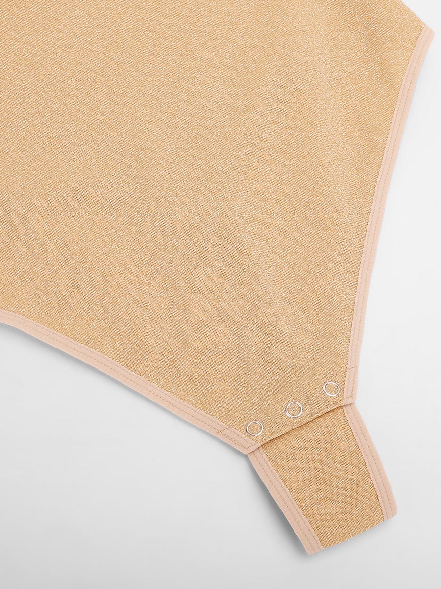 Body moldeador todo en uno con cuello drapeado brillante, sujetador incorporado y tanga con cierre a presión en la entrepierna.