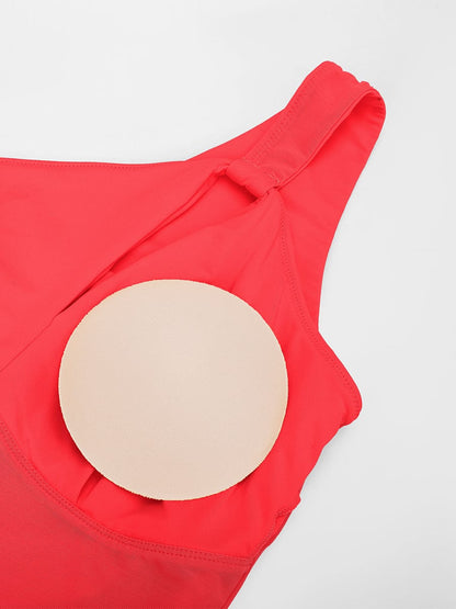 Traje de baño de una pieza con un hombro al descubierto y fruncido con soporte en el pecho