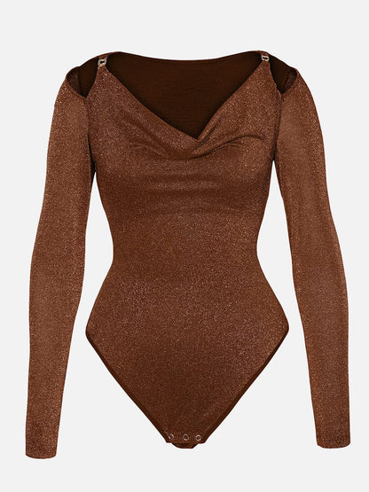 Body moldeador todo en uno con cuello drapeado brillante, sujetador incorporado y tanga con cierre a presión en la entrepierna.