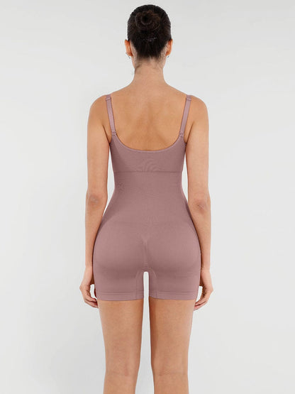 Mono sin costuras que moldea la cintura y el abdomen, levanta los glúteos y da soporte al busto.