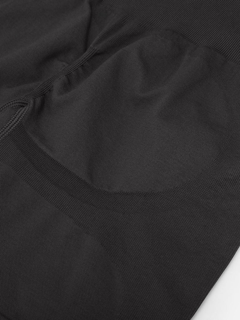 Mono sin costuras que moldea la cintura y el abdomen, levanta los glúteos y da soporte al busto.