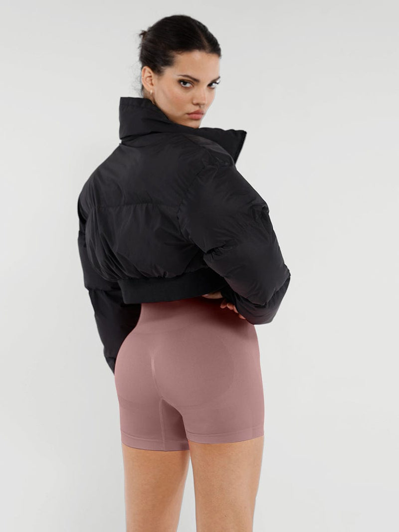 Mono sin costuras que moldea la cintura y el abdomen, levanta los glúteos y da soporte al busto.