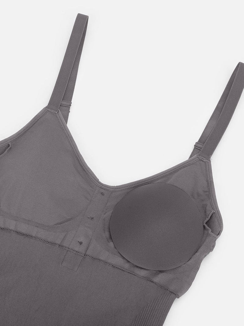 Mono sin costuras que moldea la cintura y el abdomen, levanta los glúteos y da soporte al busto.